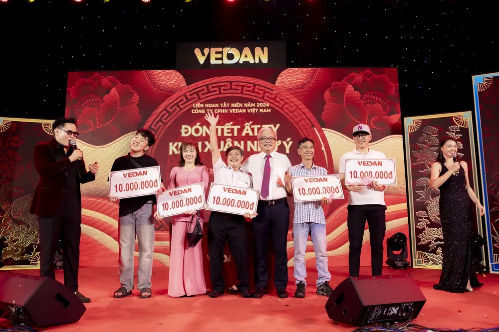 Ông Yang Kun Hsiang - Phó Chủ tịch Hội đồng quản trị Vedan Việt Nam chụp ảnh kỉ niệm cùng nhân viên may mắn trúng thưởng.JPG