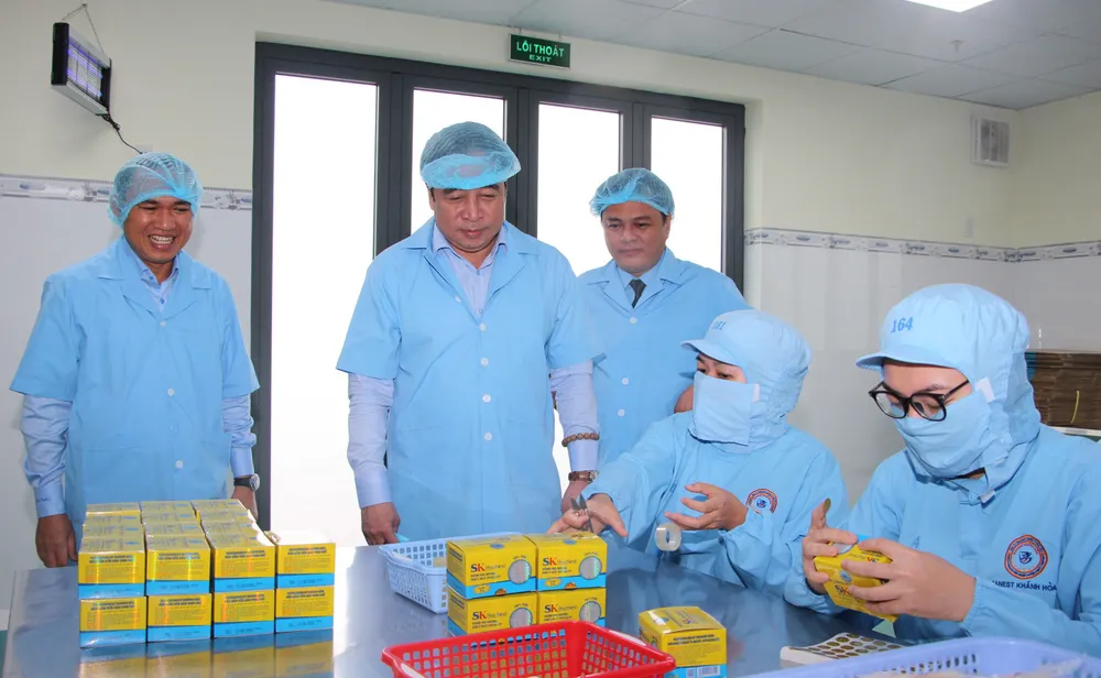 Phó Bí thư Thường trực Tỉnh ủy Nguyễn Khắc Toàn tham quan hoạt động sản xuất của Nhà máy chế biến đặc sản Yến sào..JPEG