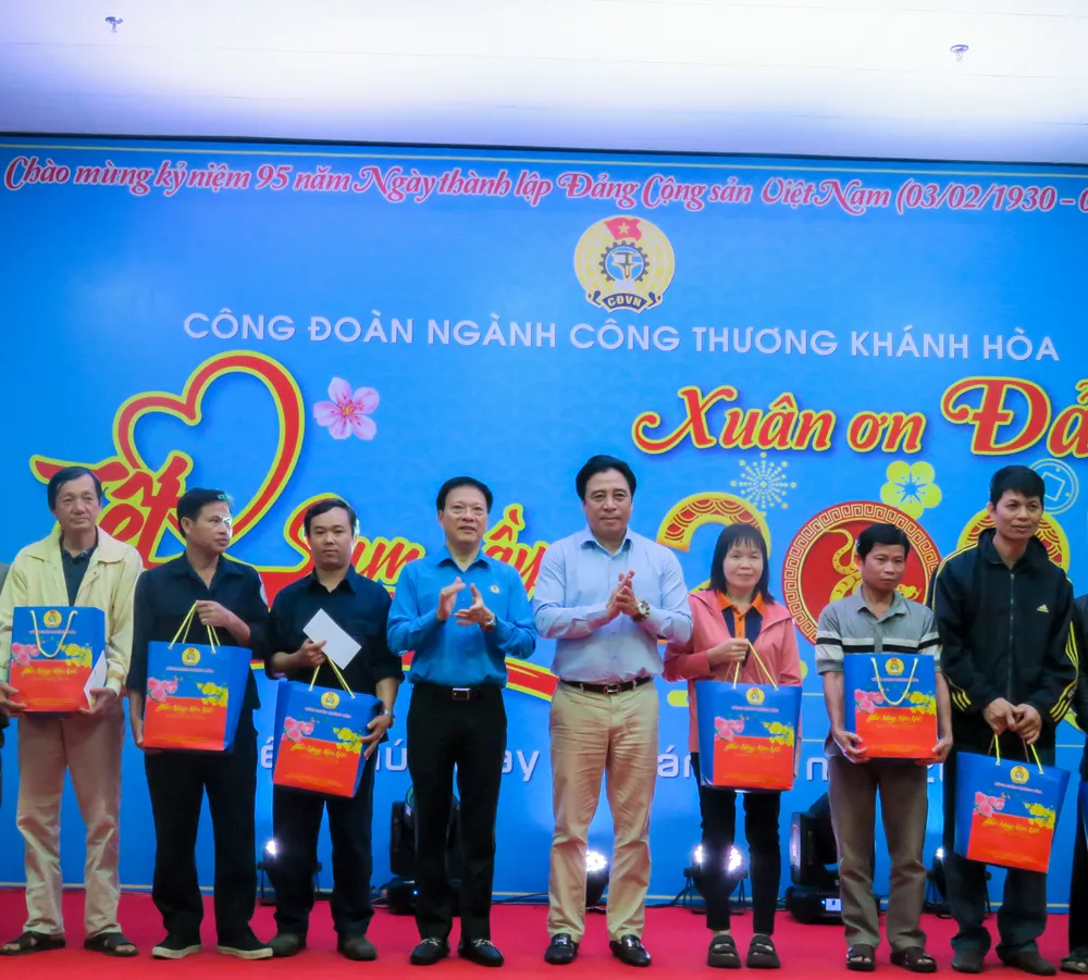 Phó Bí thư Thường trực Tỉnh ủy Nguyễn Khắc Toàn và lãnh đạo Liên đoàn Lao động tỉnh trao quà cho đoàn viên, người lao động..JPEG
