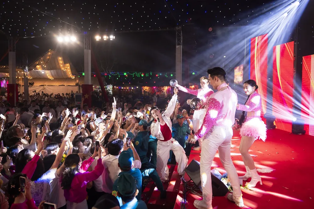 Toàn thể lãnh đạo cùng cán bộ nhân viên công ty hòa vào không khí tưng bừng của buổi tiệc tất niên.JPG