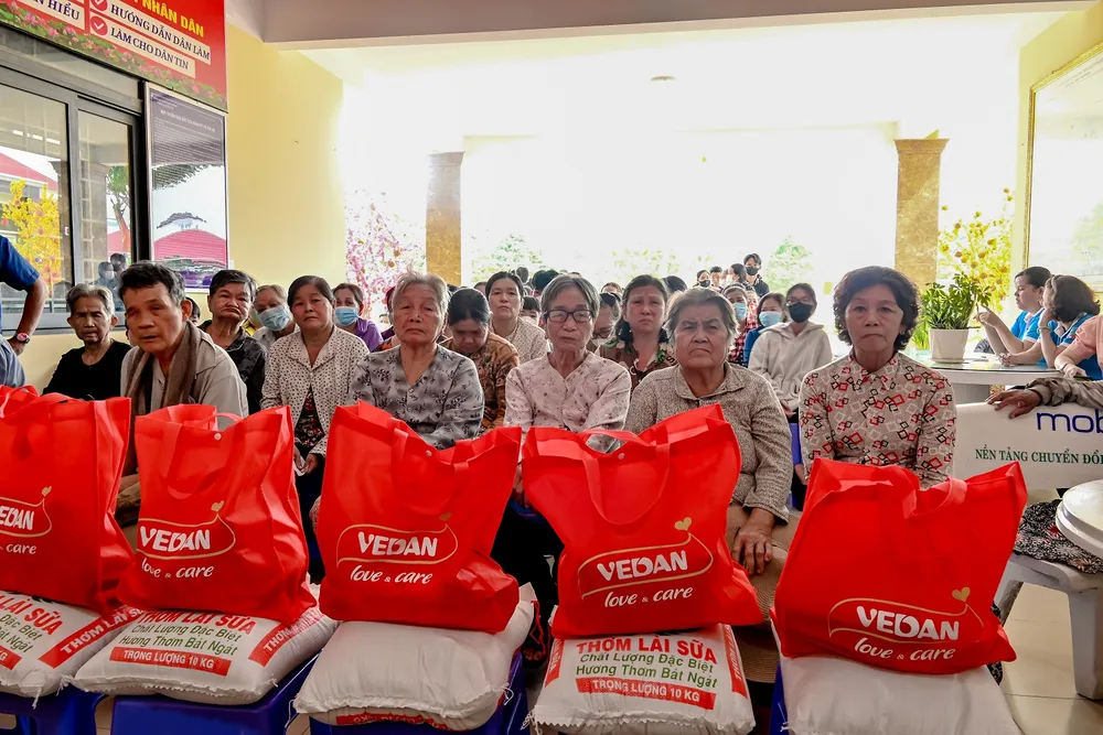 Bà con xã Tam An nhận quà tết từ Vedan Việt Nam.jpg