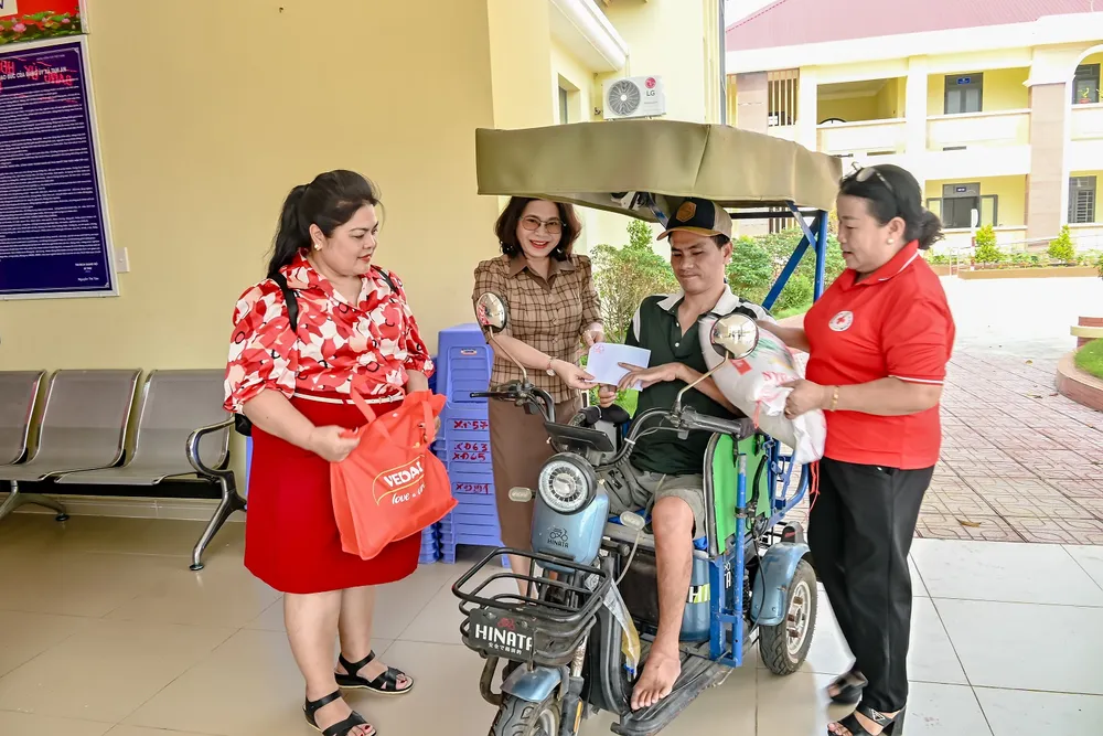 Đại diện Vedan Việt Nam và đại diện Hội CTĐ phối hợp trao tặng quà tết cho người dân.jpg