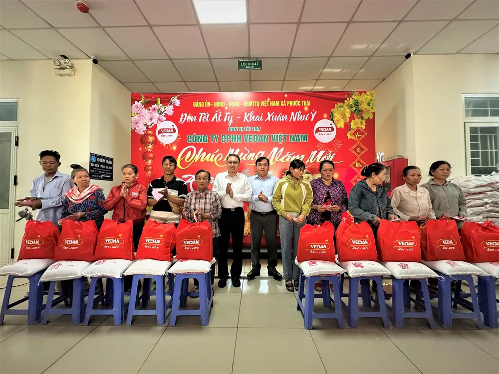 Ông Ni Chih Hao - Tổng giám đốc Vedan Việt Nam (áo trắng, đứng giữa) cùng địa phương trao các phần quà Tết cho người dân xã Phước Thái.jpg