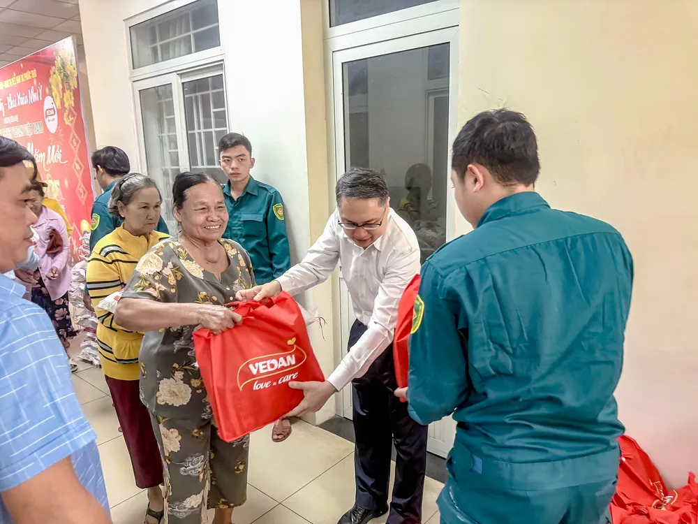 Ông Ni Chih Hao - Tổng giám đốc Vedan Việt Nam (áo trắng) trao quà Tết cho bà con tại xã Phước Thái, huyện Long Thành.jpg