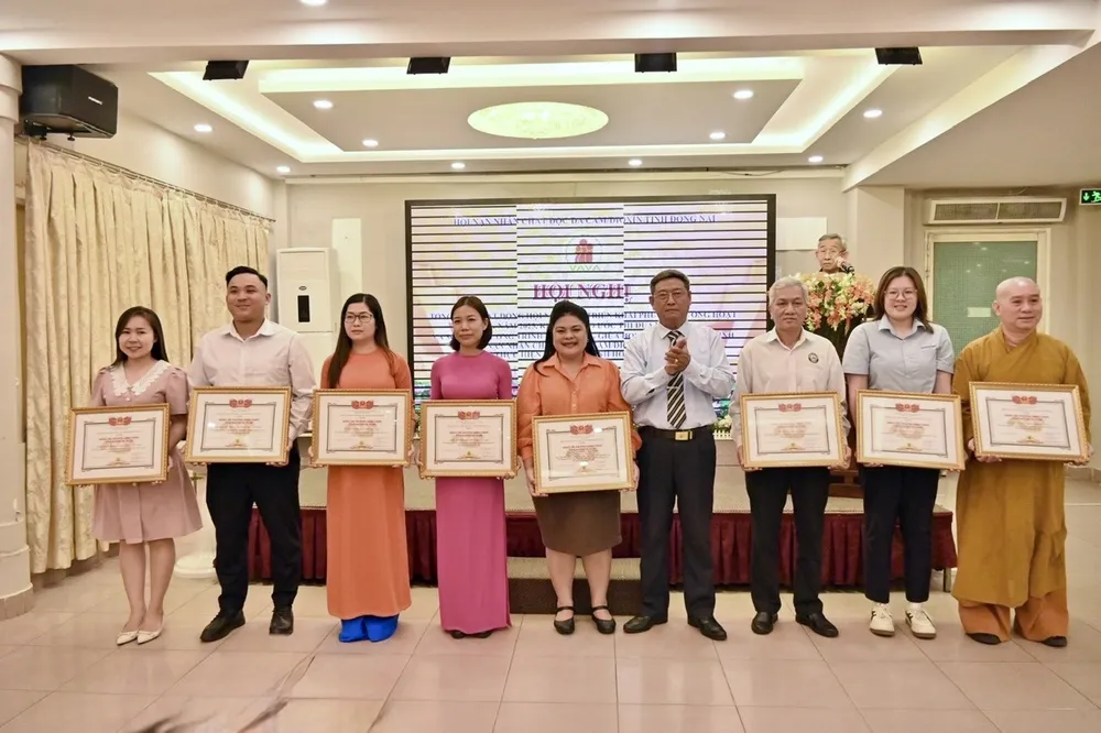 Bà Nguyễn Thu Thủy, Phó Giám đốc Đối ngoại (đứng giữa) đại diện Vedan nhận Bằng tri ân của Trung ương Hội nạn nhân chất độc da cam.jpeg