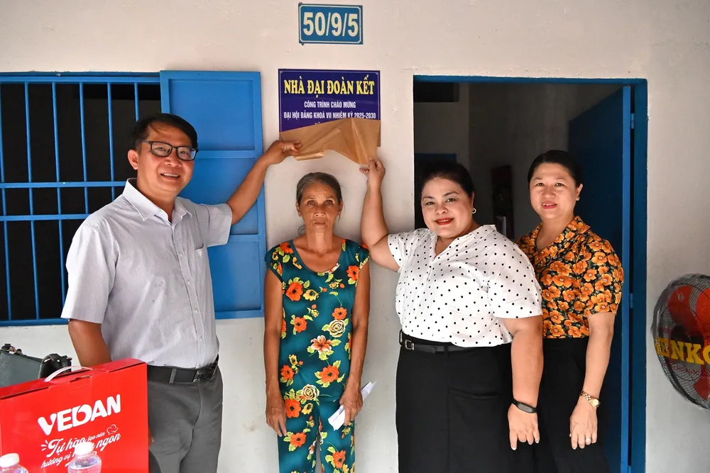 Bà Nguyễn Thu Thủy - Phó Giám đốc Đối ngoại Vedan Việt Nam (áo trắng) trao tặng nhà Đại đoàn kết cho gia đình bà Huỳnh Thị Lệ.JPG