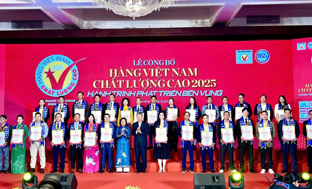 Công ty Yến sào Khánh Hòa vinh dự đạt danh hiệu Hàng Việt Nam Chất lượng cao lần thứ 16.jpg