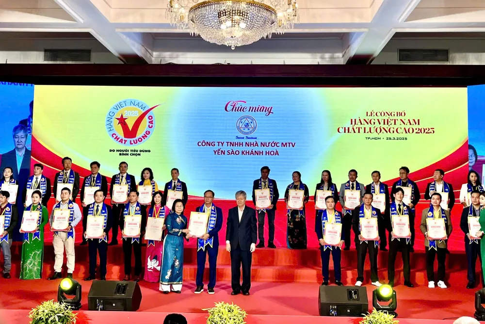 Ông Nguyễn Khoa Bảo - Phó Tổng Giám đốc Công ty Yến sào Khánh Hòa vinh dự nhận chứng nhận Hàng Việt Nam Chất lượng cao năm 2025.jpg