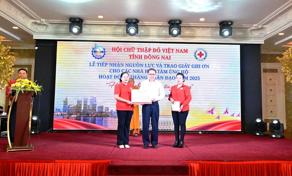 Hội Chữ Thập Đỏ tỉnh Đồng Nai trao bảng tri ân cho đại diện Vedan Việt Nam hỗ trợ Tháng Nhân Đạo 2025.JPG