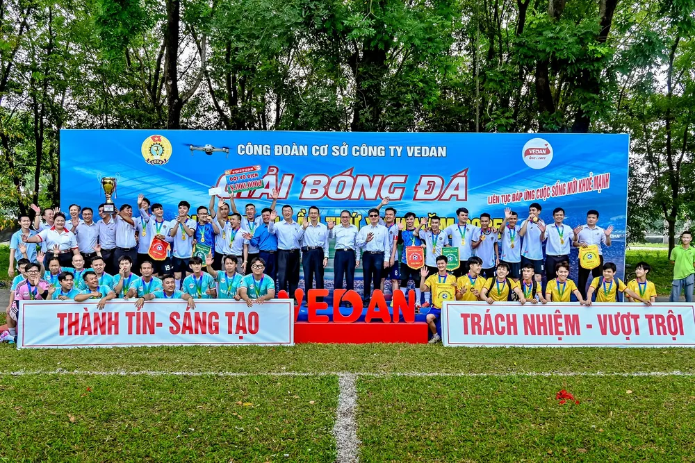Ban Giám đốc Công ty Vedan chụp ảnh lưu niệm với các đội bóng.jpg