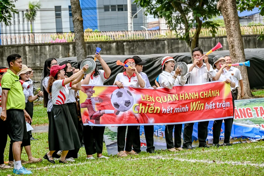 Đông đảo các cổ động viên reo hò, cổ vũ cho đội bóng thi đấu.jpg