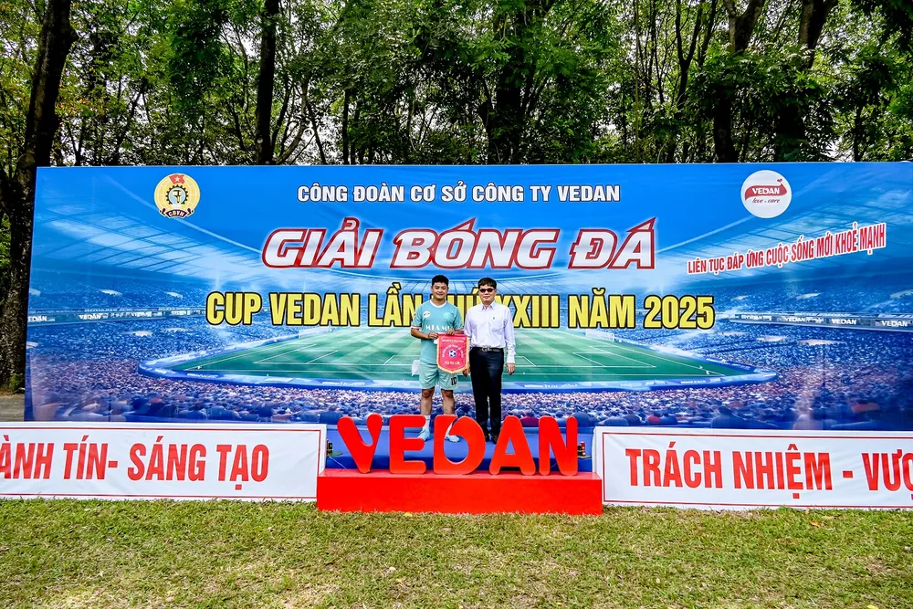 Ông Ko Chung Chih - Phó Tổng Giám đốc Công ty Vedan Việt Nam trao giải vua phá lưới cho anh Phạm Thành Nam.jpg