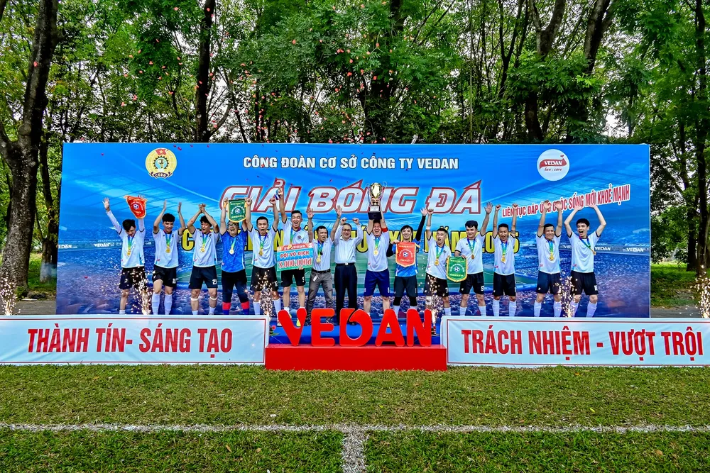 Ông Ni Chih Hao, Tổng Giám đốc Vedan Việt Nam trao giải cho đội vô địch Xưởng tinh bột L2.jpg