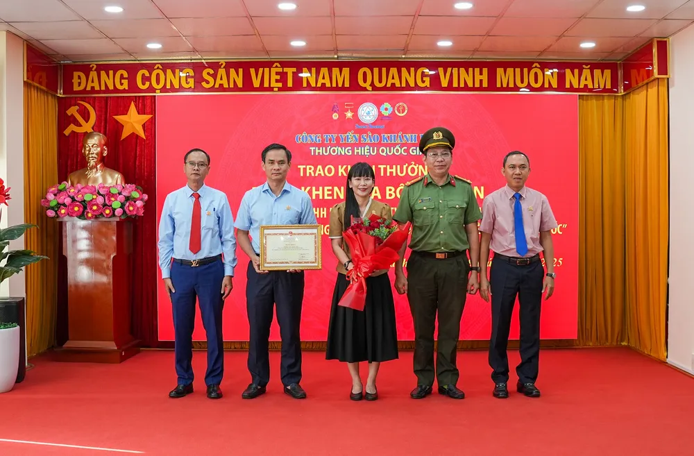 Công ty Yến sào Khánh Hòa vinh dự nhận bằng khen của Bộ công an.jpg