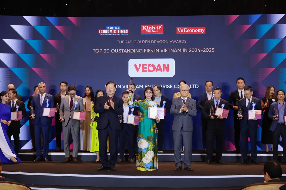 Bà Hà Thị Hòa Bình (Phó Giám đốc) - Đại diện Vedan Việt Nam nhận giải thưởng Rồng Vàng.JPG