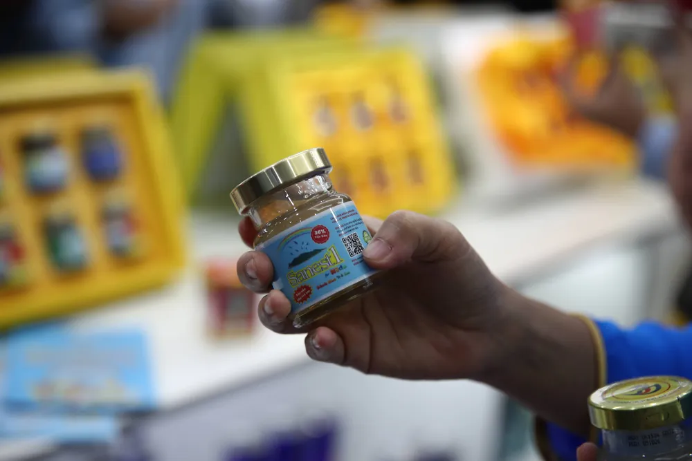 Hình 1 Sản phẩm yến sào giả được trưng bày tại phòng triển lãm Cục Quản lý Thị trường..JPG