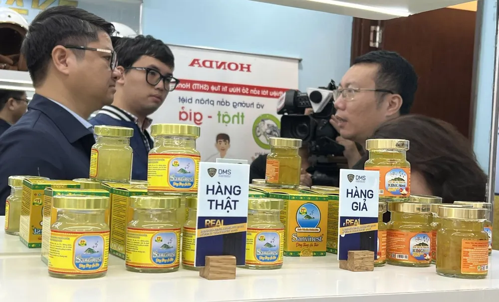 Hình 2 Sản phẩm nước yến sào đóng lọ thật và giả được trưng bày tại phòng triển lãm Cục Quản lý Thị trường..jpg