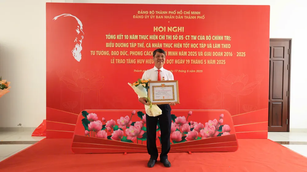 Chủ tịch HĐTV Công ty XSKT TPHCM Nguyễn Quốc Chiến nhận Huy hiệu 30 năm tuổi Đảng