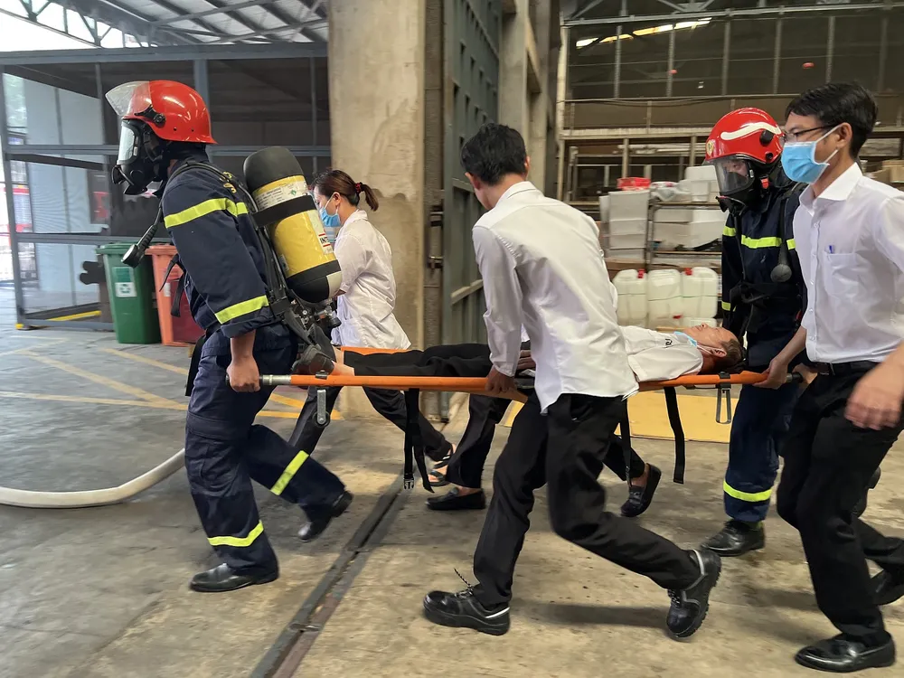 Lực lượng PCCC chuyên nghiệp đưa người bị nạn ra khỏi đám cháy.jpeg
