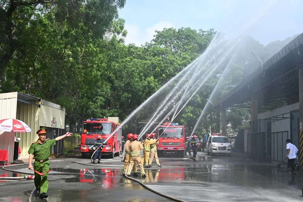 Lực lượng PCCC chuyên nghiệp và PCCC Vedan phối hợp dập lửa.JPG