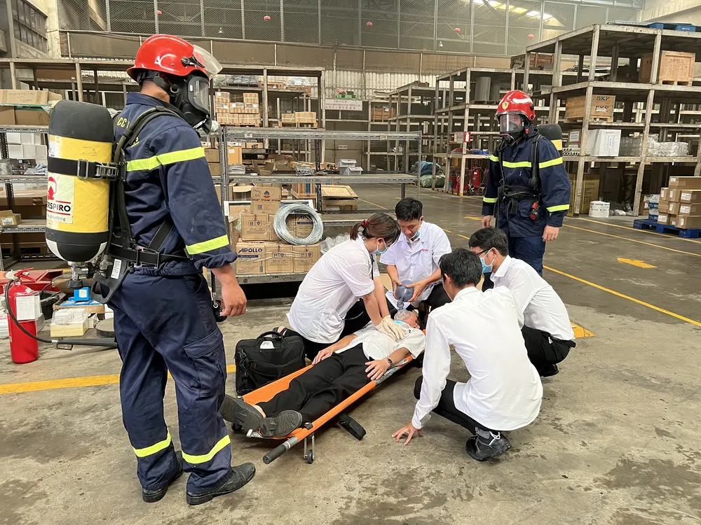 Lực lương y tế cấp cứu người bị nạn.jpeg