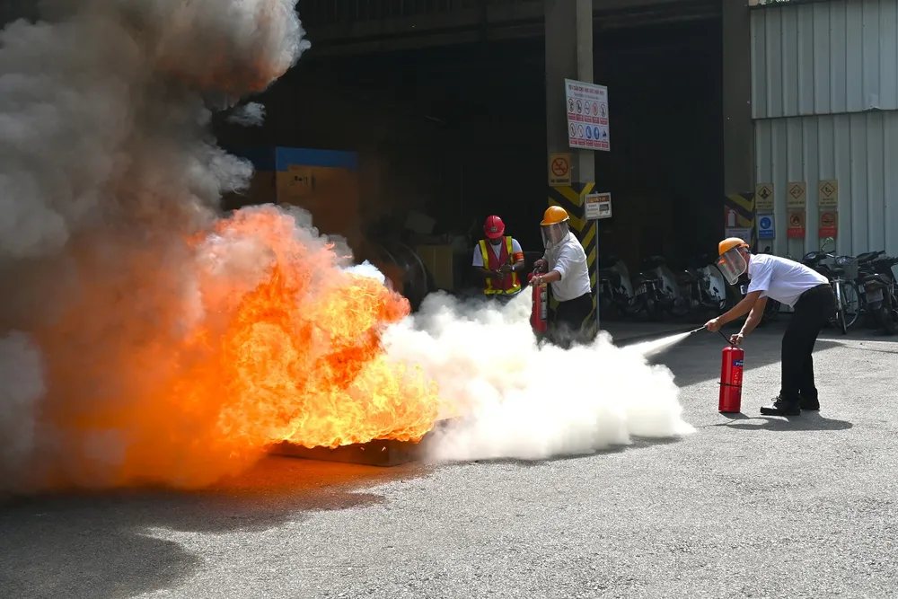 Nhân viên phối hợp chữa cháy tại chỗ trong tình huống giả định.JPG