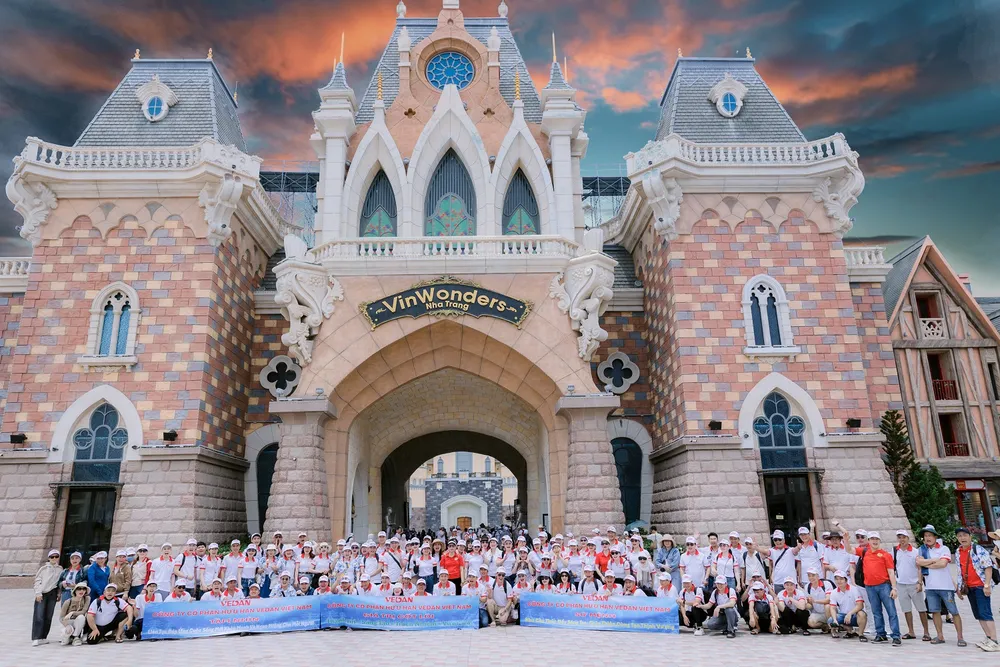 Tập thể CB-CNV  Vedan Việt Nam  chụp ảnh lưu niệm trong chuyến du lịch Nha Trang.jpg