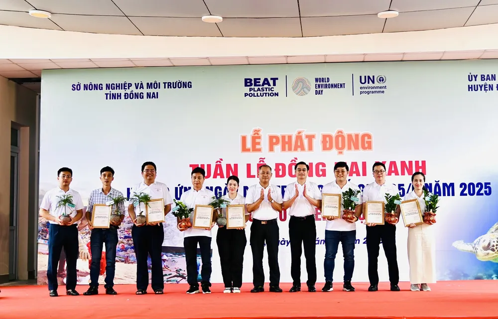 Đại diện Vedan ( thứ 2 phải qua ) nhận cây và thư cảm ơn của Lãnh đạo Sở NN-MT trao tặng các doanh nghiệp có nhiều đóng góp tích cực trong công tác bảo vệ môi trường tại buổi lễ.jpeg