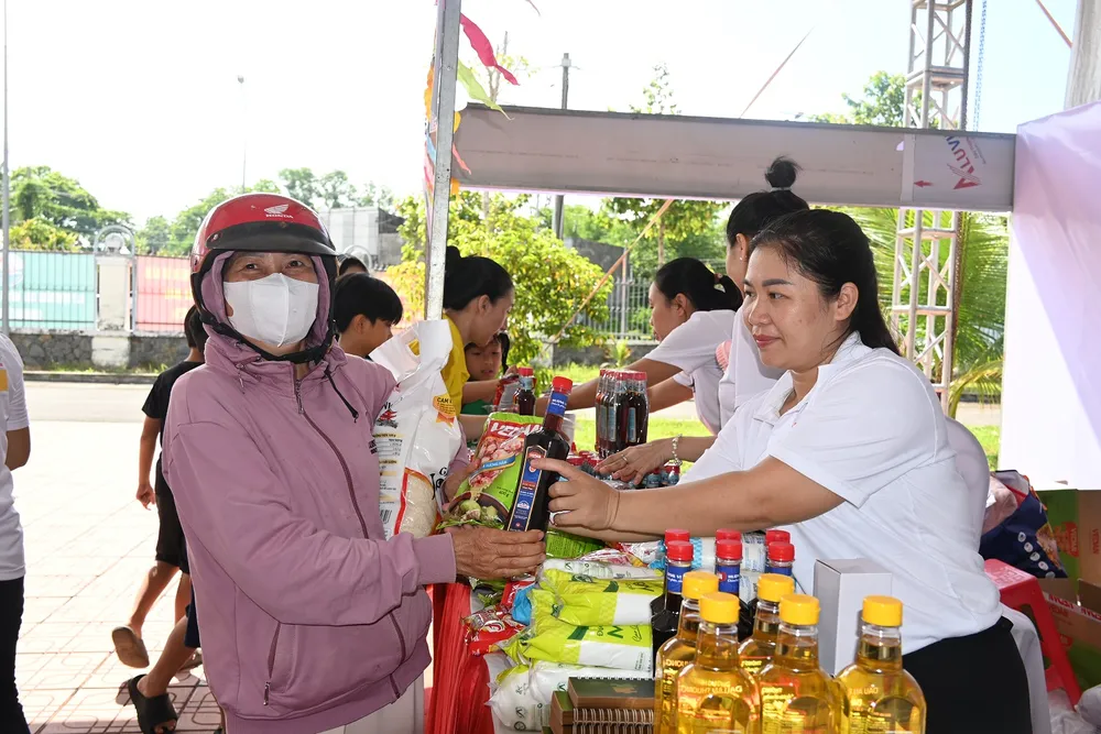 Gian hàng đổi chất thải lấy quà tặng Vedan thu hút nhiều người dân địa phương tham gia.JPG