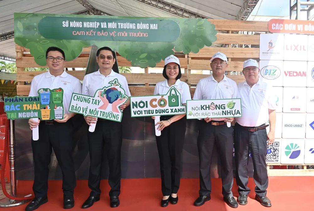 Lãnh đạo tỉnh và sở NNMT tỉnh Đồng Nai và các doanh nghiệp thể hiện quyết tâm chung tay chống rác thải nhựa, bảo vệ môi trường.jpeg