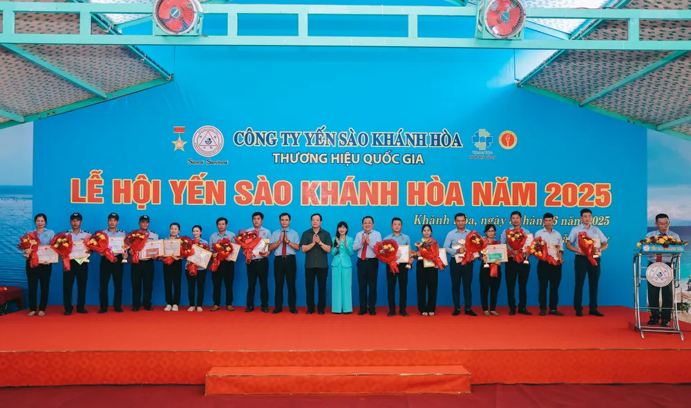 Khen thưởng 15 cá nhân có thành tích xuất sắc tiêu biểu ngành nghề Yến sào Khánh Hòa năm 2025.jpeg