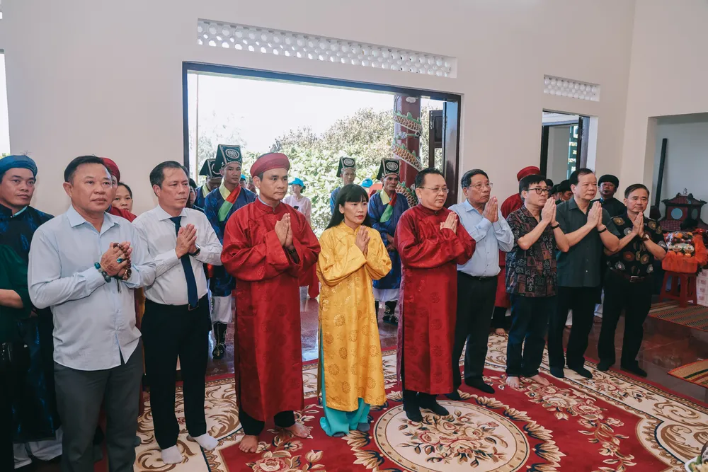 Lãnh đạo tỉnh, sở ban ngành, Công ty Yến sào Khánh Hòa thành kính dâng hương lên tổ nghề..jpeg