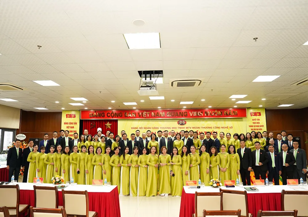 Hình 4 - Toàn thể đại biểu tham dự Đại hội đại biểu Đảng bộ Ngân hàng Thương mại TNHH MTV Ngoại thương Công nghệ số chụp ảnh lưu niệm.jpg