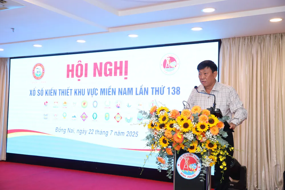 Ông Dương Minh Tú-Phó chủ tịch HĐXSKT Miền Nam, Giám đốc Công ty XSKT BR-VT trình bày Báo cáo Tổng kết 6 tháng đầu năm tại Hội nghị.JPG