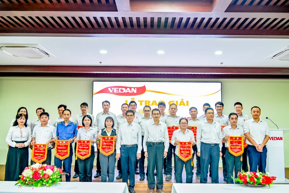 BGĐ Vedan trao giải ATVSLĐ và đơn vị không TNLĐ năm 2025.jpg