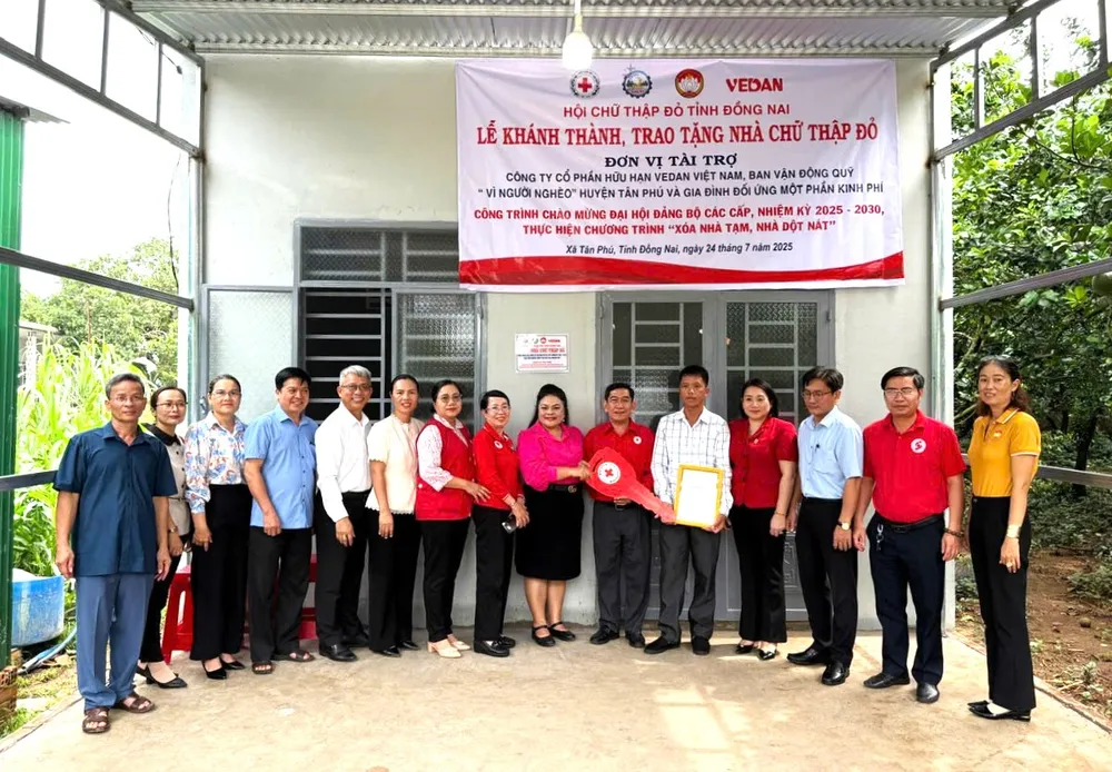 Bà Nguyễn Thu Thủy – Phó GĐ đối ngoại Vedan Việt Nam – cùng Hội CTĐ tỉnh Đồng nai trao tặng nhà cho gia đình ông Bế Văn Héo.jpg