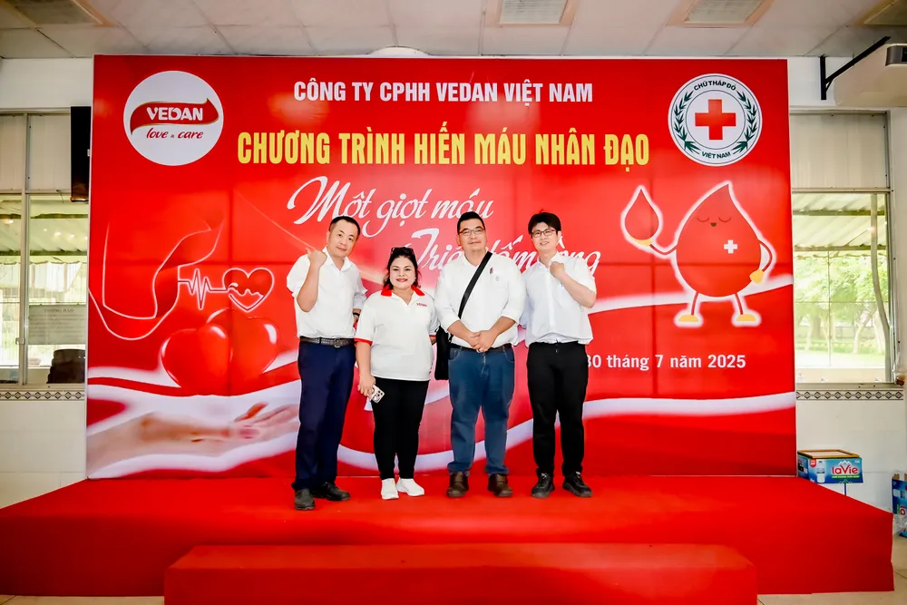 Các cán bộ người nước ngoài cùng tham gia chương trình hiến máu nhân đạo.jpg