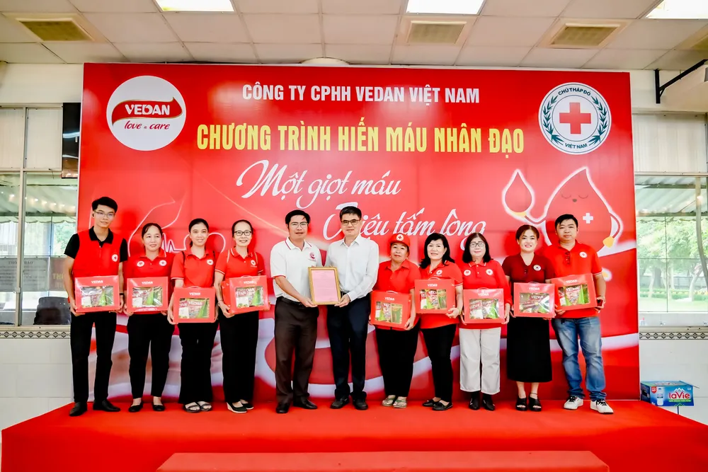 Ông Ko Chung Chih (Phó TGĐ Vedan) nhận thư cám ơn từ Hội CTĐ tỉnh Đồng Nai.jpg