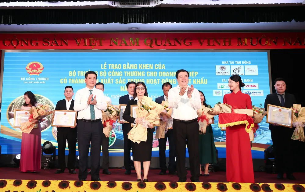 Bà Hà Thị Hòa Bình (Phó Giám đốc) – Đại diện Vedan Việt Nam nhận bằng khen vì thành tích nổi bật trong hoạt động xuất khẩu.jpg