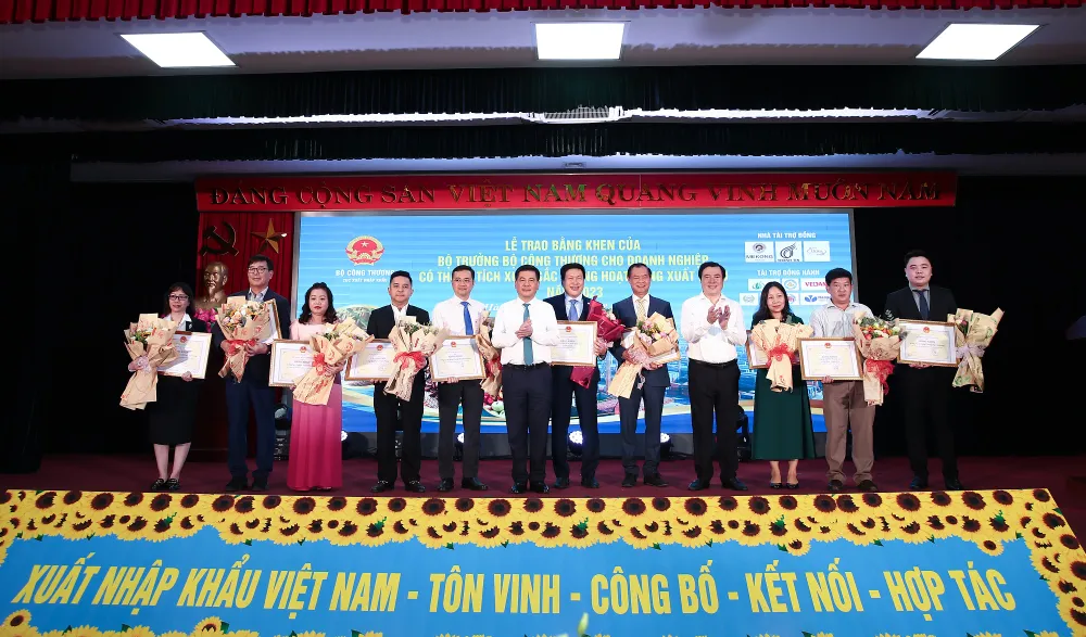 Các doanh nghiệp tiêu biểu được vinh danh tại buổi lễ.jpg