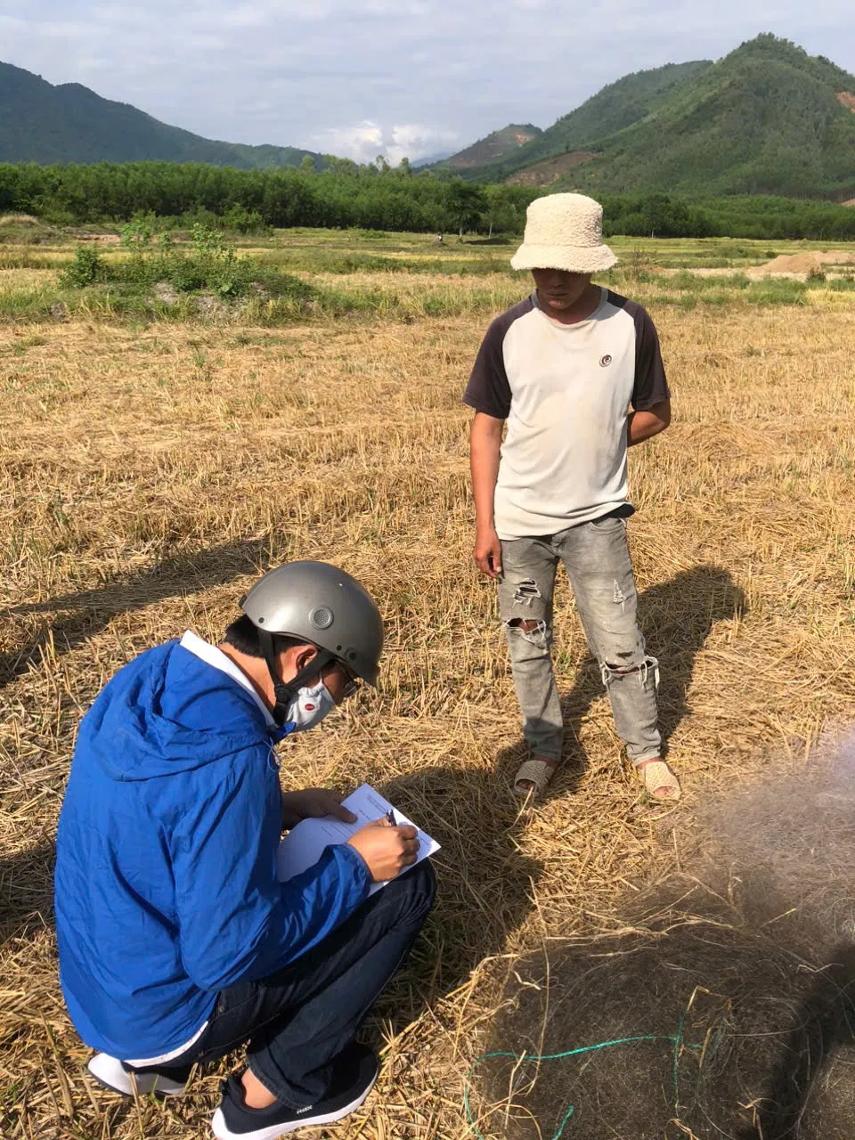 ĐỘI CHỐNG SĂN BẮT CHIM YẾN LẬP BIÊN BẢN ĐỐI VỚI ĐỐI TƯỢNG SĂN BẪY CHIM TRÁI PHÉP TẠI DIÊN THỌ (KHU VỰC XÃ DIÊN TÂN CŨ).jpg