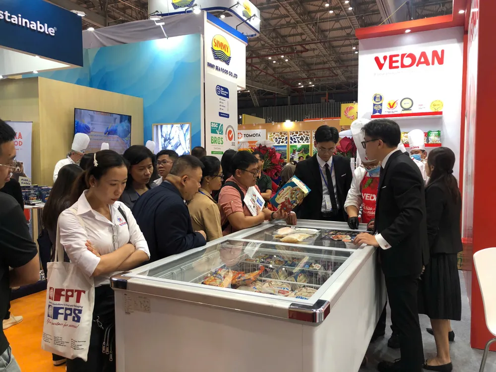 Đông đảo khách hàng tham quan và mua sắm tại gian hàng của VEDAN.jpg