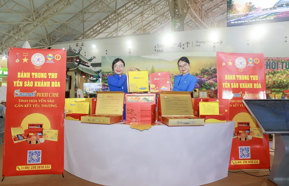 Quầy trưng bày sản phẩm bánh trung thu Yến sào Khánh Hòa nổi bật với sắc đỏ - vàng thương hiệu.jpg