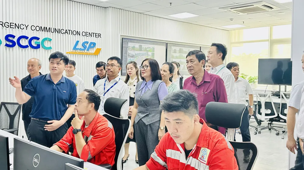 LSP - tham quan nha may - anh 2.jpg