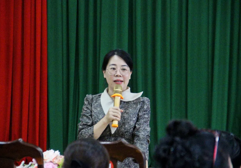 Chị Vũ Thị Hương, Phó Ban Công tác Phụ nữ hội LHPN tỉnh Đồng Nai chia sẻ về việc phân biệt bột ngọt có nguồn gốc, xuất xứ minh bạch và rõ ràng.jpg