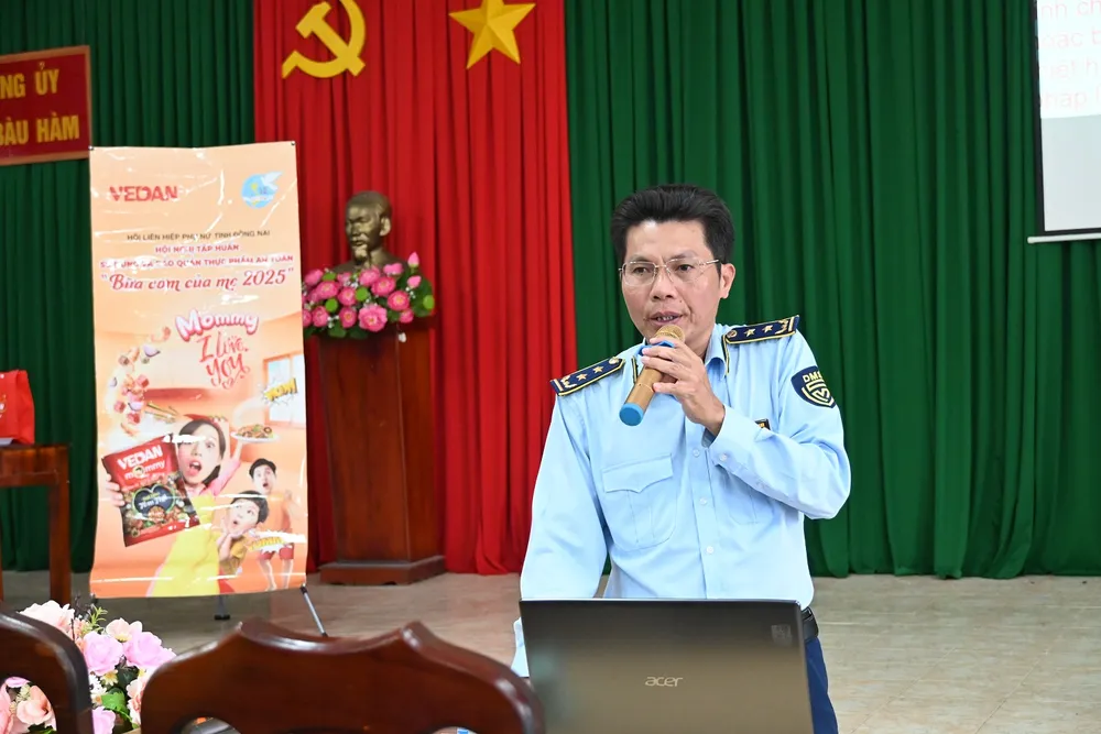 Ông Nguyễn Vũ Khanh chia sẻ về an toàn và vệ sinh thực phẩm đúng cách.JPG