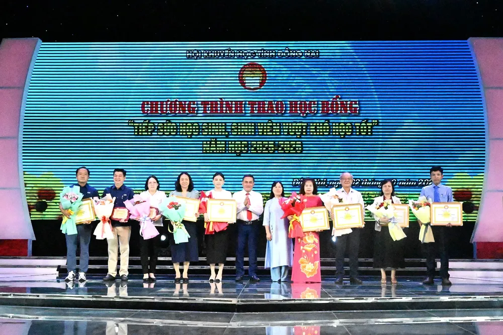 Bà Yang Nai Hsuan đại diện Vedan Việt Nam nhận bằng khen của Trung ương hội khuyến học Việt Nam.JPG