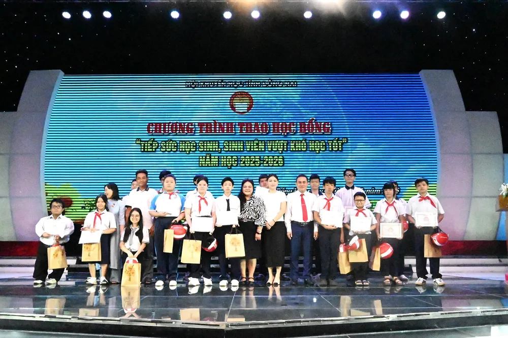 Bà Yang Nai Hsuan - Trợ lý đặc biệt Văn phòng Tổng Giám Đốc Vedan Việt Nam ( áo trắng giữa ) tại buổi lễ trao học bổng cho các học sinh tại Đồng Nai.JPG