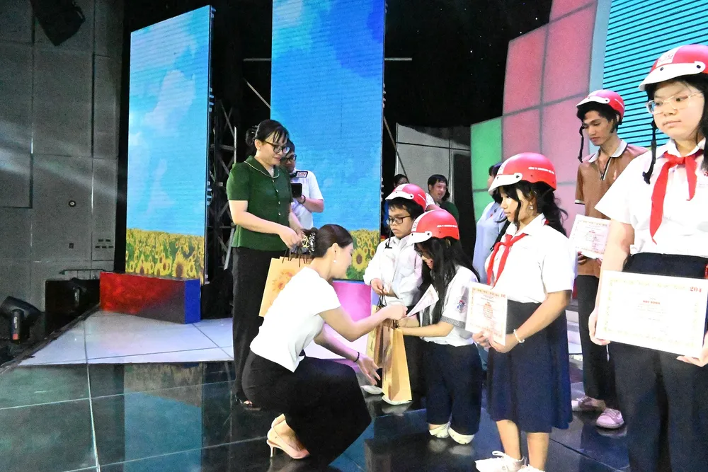 Bà Yang Nai Hsuan - Trợ lý đặc biệt Văn phòng Tổng Giám Đốc Vedan Việt Nam trao học bổng cho các em học sinh.JPG