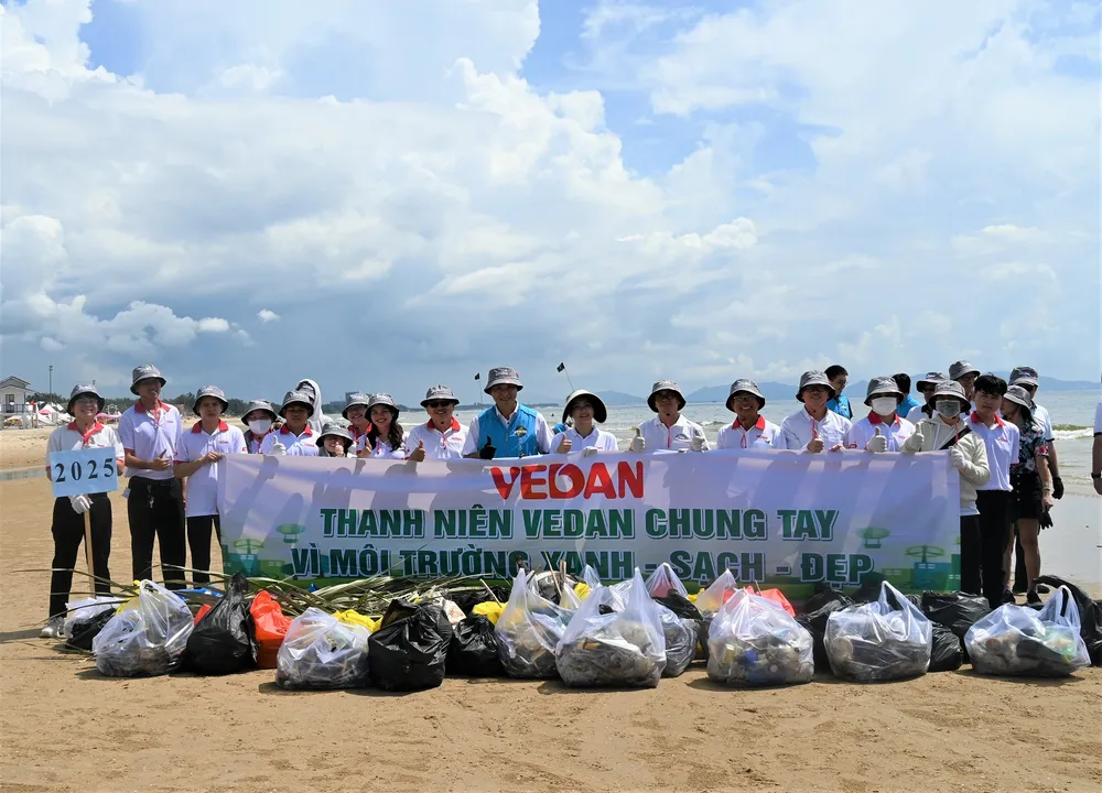 Các Tình nguyện viên sau một ngày tham gia nhặt rác tại Vũng Tàu.JPG